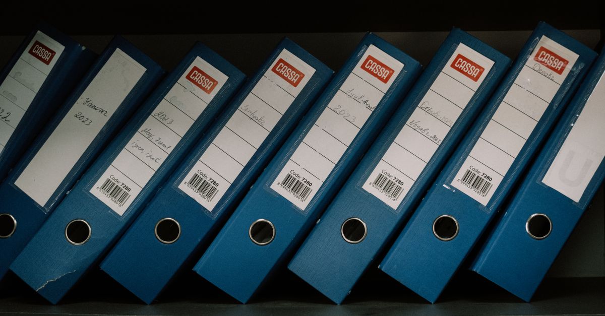 Pantalla con carpetas y archivos organizados en un servicio de almacenamiento en la nube